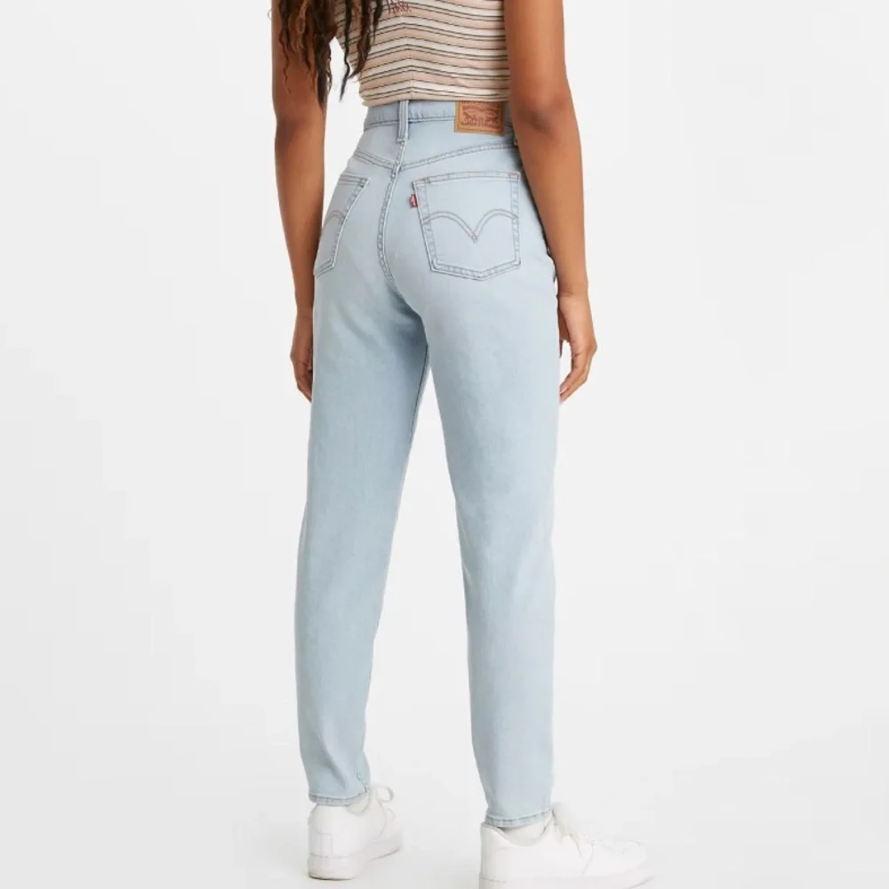 Levi’s High Waisted Mom Jeans Light Wash Tapered Leg 26986 Size 31